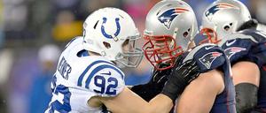 Nicht stark genug. Björn Werner (l.) im Duell mit New Englands Nate Solder.