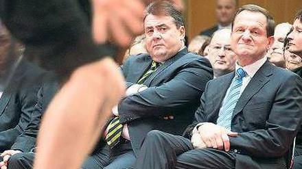 Gesichtsgymnastik. Sigmar Gabriel (Mitte) und Alfons Hörmann bei den Sternen des Sports. 