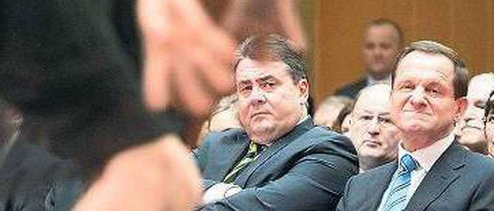 Gesichtsgymnastik. Sigmar Gabriel (Mitte) und Alfons Hörmann bei den Sternen des Sports.