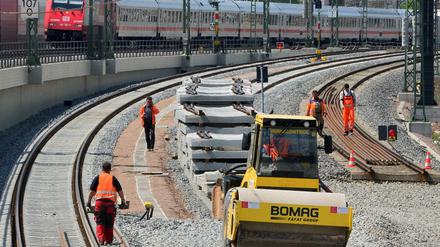 Gegen eine Firma, die auf Baustellen der Deutshcen Bahn die Sicherungsmaßnahmen macht, ermittelt die Staatsanwaltschaft Karlsruhe wegen Betrugs.