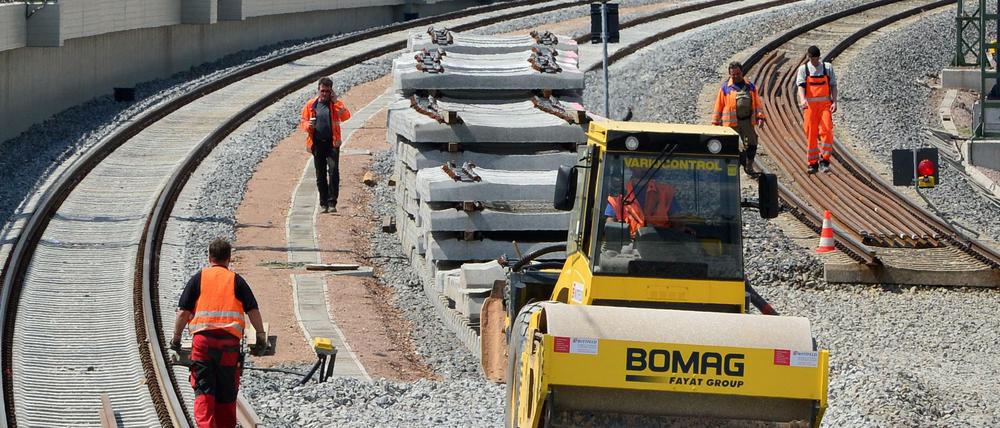 Gegen eine Firma, die auf Baustellen der Deutshcen Bahn die Sicherungsmaßnahmen macht, ermittelt die Staatsanwaltschaft Karlsruhe wegen Betrugs.