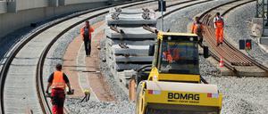 Gegen eine Firma, die auf Baustellen der Deutshcen Bahn die Sicherungsmaßnahmen macht, ermittelt die Staatsanwaltschaft Karlsruhe wegen Betrugs.