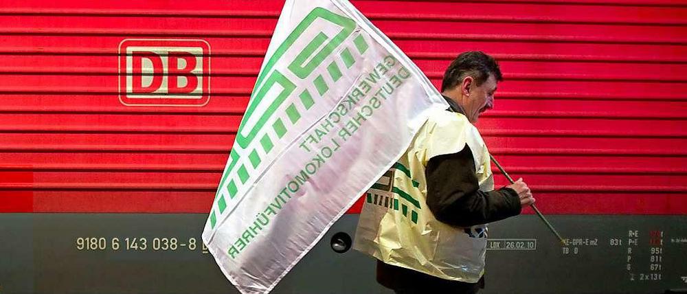 Mächtige Männer. Lokführer können mit wenig Aufwand starke Behinderungen im Schienenverkehr erzeugen. Deshalb zittert nicht nur die Deutsche Bahn vor einem Streik.