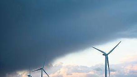 Düstere Aussichten. Prokon hat das Anlegergeld unter anderem angeblich in 54 Windparks investiert. Kritiker bezweifeln, dass diese so hohe Renditen abwerfen, wie Prokon seinen Anlegern regelmäßig auszahlen muss.