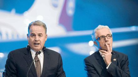 Einvernehmen und Optimismus demonstrierten Etihad-Chef James Hogan (links) und Air Berlins Vorstandsvorsitzender Wolfgang Prock- Schauer am Montag in einem Hangar auf dem BER-Flughafengelände in Schönefeld. Foto: AFP