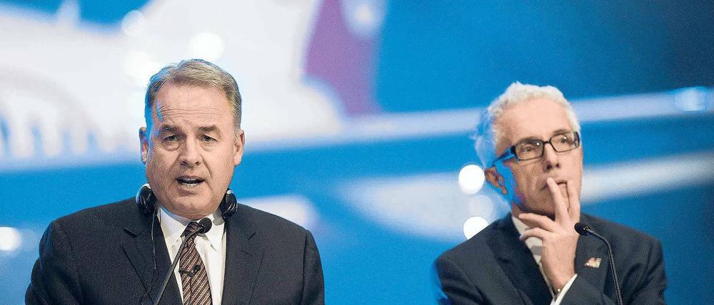 Einvernehmen und Optimismus demonstrierten Etihad-Chef James Hogan (links) und Air Berlins Vorstandsvorsitzender Wolfgang Prock- Schauer am Montag in einem Hangar auf dem BER-Flughafengelände in Schönefeld. Foto: AFP