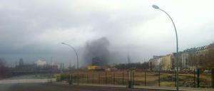 Schwarze Rauchschwaden über dem Westhafen.