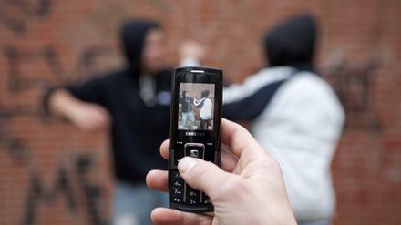 Gefilmte Gewalt: Immer wieder lassen sich Jugendliche bei ihren Gewalttaten von Freunden filmen.