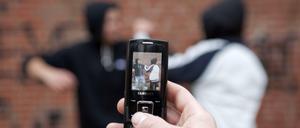 Gefilmte Gewalt: Immer wieder lassen sich Jugendliche bei ihren Gewalttaten von Freunden filmen.