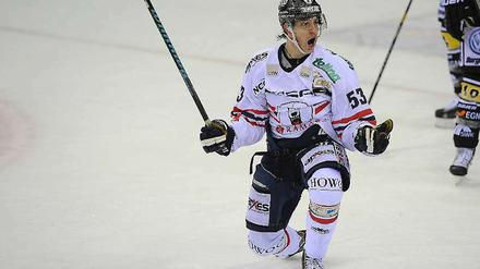 Na geht doch. Eisbären-Verteidiger Alex Trivellato nach seinem Tor zum 1:0.