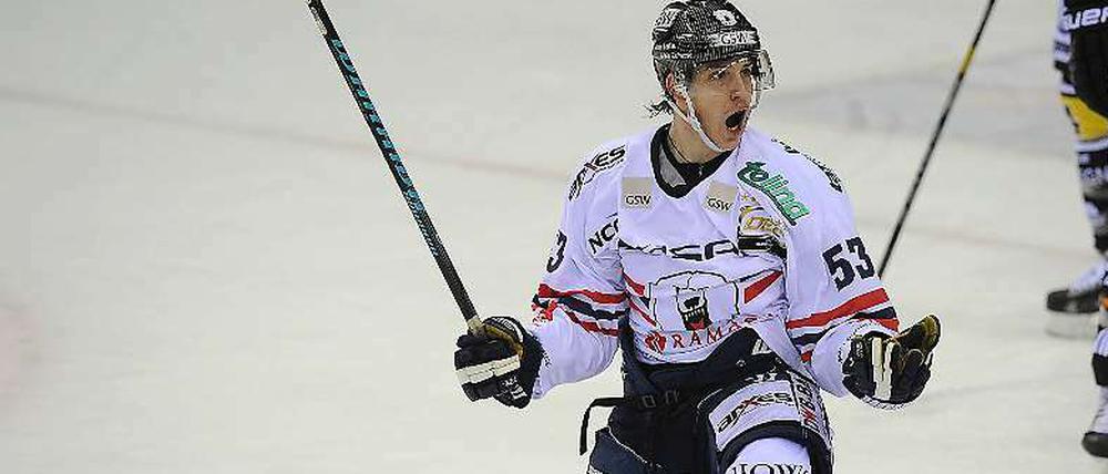 Na geht doch. Eisbären-Verteidiger Alex Trivellato nach seinem Tor zum 1:0.