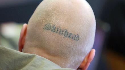 Rechtsextremer Angeklagter bei einem Gerichtsprozess.