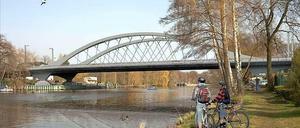 So soll die neue Brücke ab 2016 aussehen. Die Grafiker haben sich was richtig kesses einfallen lassen: Links oben Vögel, rechts unten zwei brave Jugendliche die fasziniert auf eine Ente starren.