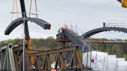Das zweite tonnenschwere Mittelelement der Freybrücke wird am 16.04.2016 an der Heerstraße in Berlin in Position gehoben. Links ist eine Behelfsbrücke zusehen. Die Querung ist eines der wichtigsten Brückenbauwerke im Berliner Westen.