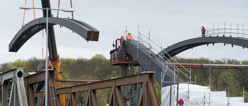 Das zweite tonnenschwere Mittelelement der Freybrücke wird am 16.04.2016 an der Heerstraße in Berlin in Position gehoben. Links ist eine Behelfsbrücke zusehen. Die Querung ist eines der wichtigsten Brückenbauwerke im Berliner Westen.