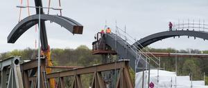 Das zweite tonnenschwere Mittelelement der Freybrücke wird am 16.04.2016 an der Heerstraße in Berlin in Position gehoben. Links ist eine Behelfsbrücke zusehen. Die Querung ist eines der wichtigsten Brückenbauwerke im Berliner Westen.