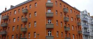 Der Stuck ist weg. Das Haus an der Trelleborger, Ecke Schonensche Straße in Prenzlauer Berg nach der Sanierung. 