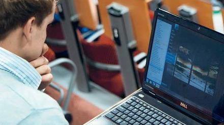 Ein MOOC-Teilnehmer vor dem Laptop.