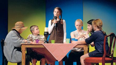 Literatur auf der Bühne. Im Schlossparktheater stellten junge Leseratten ihre Lieblingsbücher szenisch vor. Foto: Davids