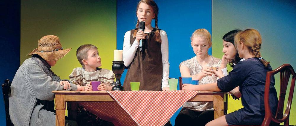 Literatur auf der Bühne. Im Schlossparktheater stellten junge Leseratten ihre Lieblingsbücher szenisch vor. Foto: Davids
