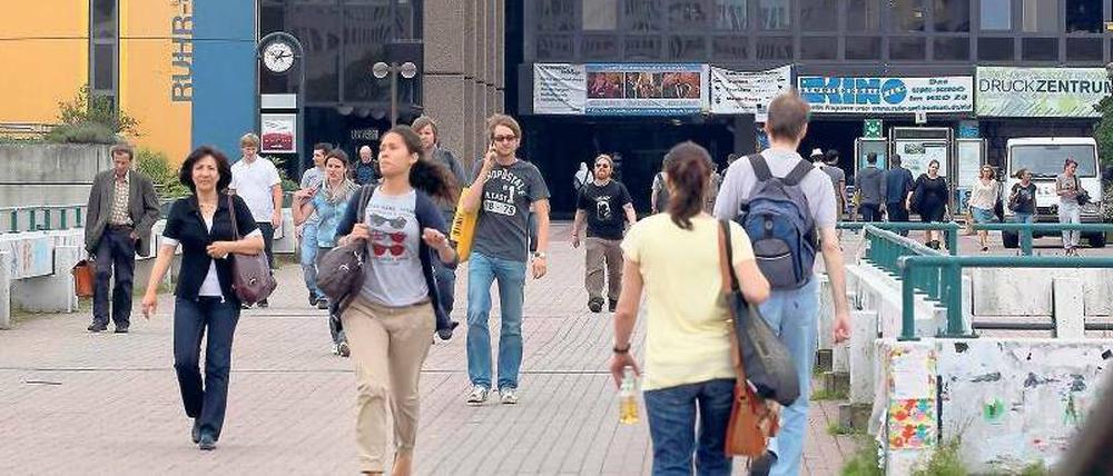 Studierende und Professoren gehen über den Campus der Universität Bochum.