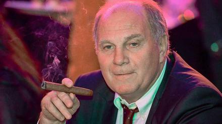 Uli Hoeneß nach dem Gewinn der Club-WM während des Banketts des Fußball-Bundesligisten FC Bayern München im Teamhotel in Marrakesch.