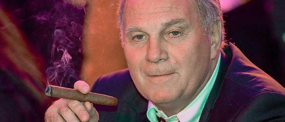 Uli Hoeneß nach dem Gewinn der Club-WM während des Banketts des Fußball-Bundesligisten FC Bayern München im Teamhotel in Marrakesch.