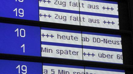 Eine Fahrplan-Anzeige informiert über Zugverspätungen und -ausfälle.