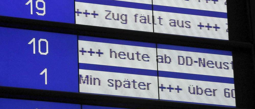 Eine Fahrplan-Anzeige informiert über Zugverspätungen und -ausfälle.