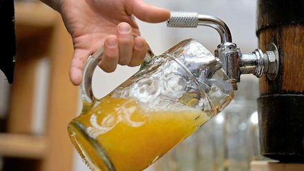 Frisch gezapft oder aus der Flasche: Bier trinken die Deutschen zwar weniger, aber noch immer gerne.