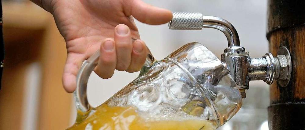 Frisch gezapft oder aus der Flasche: Bier trinken die Deutschen zwar weniger, aber noch immer gerne.
