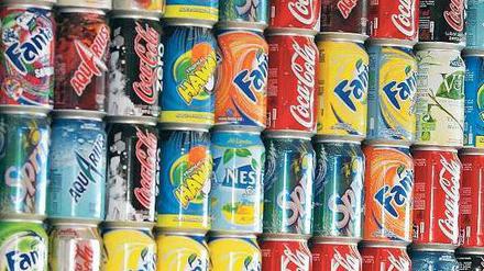 Dosen mit Cola und Limonaden.