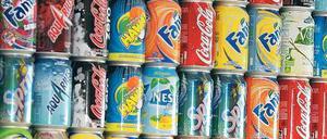 Dosen mit Cola und Limonaden.