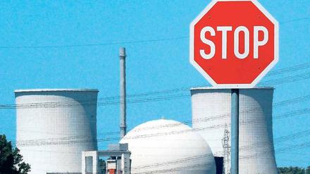Biblis bleibt in den Schlagzeilen. Inzwischen beschäftigt sich RWE mit dem Rückbau des stillgelegten Atomkraftwerks. Foto: dpa