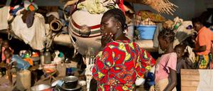 Flüchtlinge auf dem Flughafen der zentralafrikanischen Hauptstadt Bangui. Nach UN-Angaben sind eine Million der knapp vier Millionen Einwohner des Landes geflüchtet. 