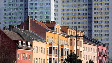 Zwei Dimensionen städtischen Wohnungsbaus in Alt-Friedrichsfelde: DDR-Plattenbauten im Hintergrund überragen die Häuserzeile, die vermutlich aus der Gründerzeit stammt. Liebe Leserinnen, liebe Leser: Senden Sie Ihre Berliner Fassadenfotos an leserbilder@tagesspiegel.de!