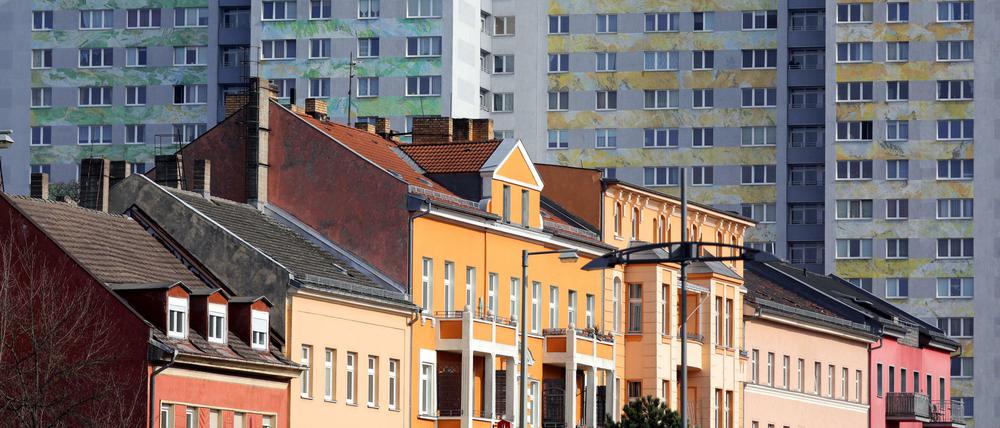 Zwei Dimensionen städtischen Wohnungsbaus in Alt-Friedrichsfelde: DDR-Plattenbauten im Hintergrund überragen die Häuserzeile, die vermutlich aus der Gründerzeit stammt. Liebe Leserinnen, liebe Leser: Senden Sie Ihre Berliner Fassadenfotos an leserbilder@tagesspiegel.de!
