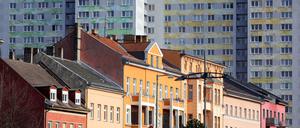 Zwei Dimensionen städtischen Wohnungsbaus in Alt-Friedrichsfelde: DDR-Plattenbauten im Hintergrund überragen die Häuserzeile, die vermutlich aus der Gründerzeit stammt. Liebe Leserinnen, liebe Leser: Senden Sie Ihre Berliner Fassadenfotos an leserbilder@tagesspiegel.de!