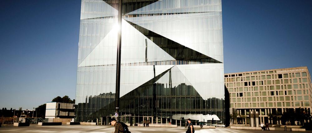 Cube am Hauptbahnhof - Bürohaus vollgestopft mit Technik.