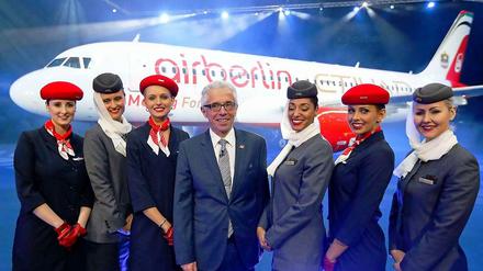 Air-Berlin-Vorstandschef Wolfgang Prock-Schauer (mitte) mit Fluggastbegleiterinnen von Etihad und Air Berlin. 