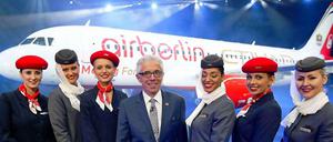 Air-Berlin-Vorstandschef Wolfgang Prock-Schauer (mitte) mit Fluggastbegleiterinnen von Etihad und Air Berlin.