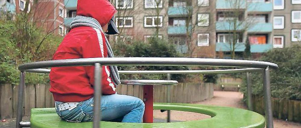 Arm und ausgeschlossen? Das darf nicht sein, finden fast alle Deutschen. 66 Prozent würden sogar mehr Steuern zahlen, damit Kinder es besser haben. Foto: Kay Nietfeld/pa-dpa