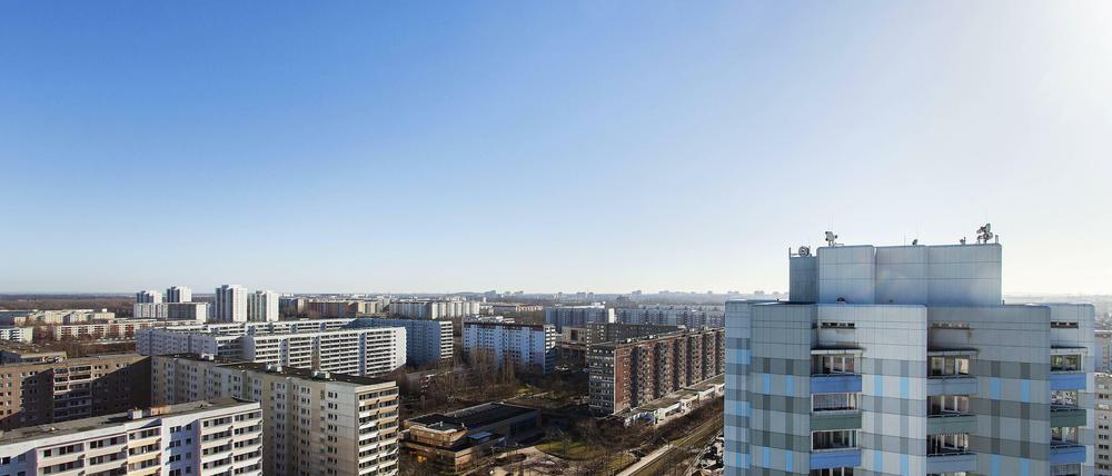 Blick vom Hochhaus in der Zingster Straße 25 auf Hohenschönhausen. Der Hochhaus-Stadtteil entstand seit den 1970er Jahren um den historischen Dorfkern.