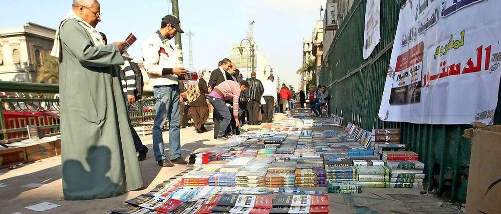 Ägypter kaufen in Kairo den Entwurf der neuen Verfassung, über den sie am Dienstag und Mittwoch abstimmen können. 