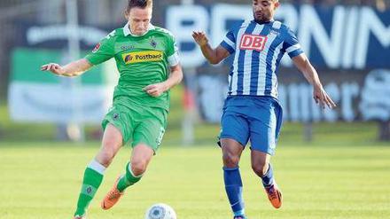 Zweikmapf ohne Kontakt. Herthas Sami Allagui (rechts) versucht, dem Gladbacher Filip Daems den Ball abzunehmen. Wenigstens hat er sich nicht verletzt. Foto: Imago