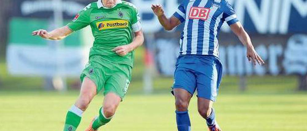Zweikmapf ohne Kontakt. Herthas Sami Allagui (rechts) versucht, dem Gladbacher Filip Daems den Ball abzunehmen. Wenigstens hat er sich nicht verletzt. Foto: Imago