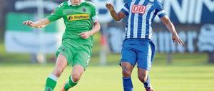 Zweikmapf ohne Kontakt. Herthas Sami Allagui (rechts) versucht, dem Gladbacher Filip Daems den Ball abzunehmen. Wenigstens hat er sich nicht verletzt. Foto: Imago