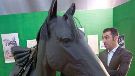 Grünen-Chef Cem Özdemir beim Besuch einer Ausstellung über das Schicksal der Tscherkessen im Hamburger Völkerkundemuseum