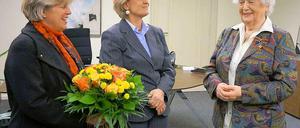 Bundesverdienstkreuzträgerin Marianne Schmidt (rechts) mit Staatssekretärin Barbara Loth (Mitte) und Ute Freifrau von Rechenberg, Präsidentin des Zonta Clubs Berlin.