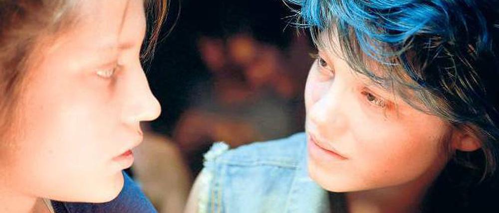Im Blick. In Kinos läuft gerade der Liebesfilm „Blau ist eine warme Farbe“, gleichzeitig diskutieren viele Menschen über das Outing des Fußballers Thomas Hitzlsperger.